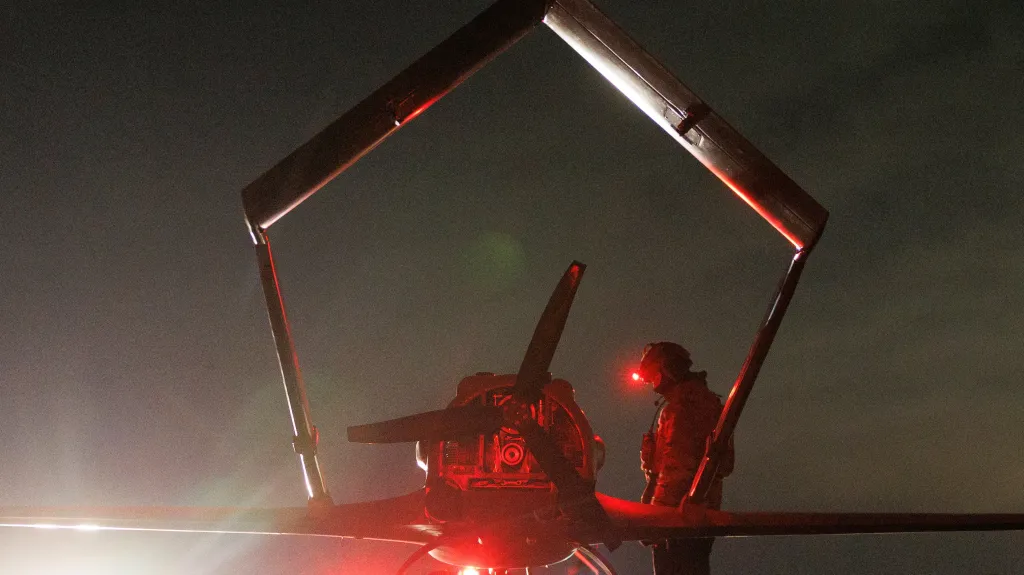 Ilustrační foto: Ukrajinský voják připravuje dron pro útok na ruském území