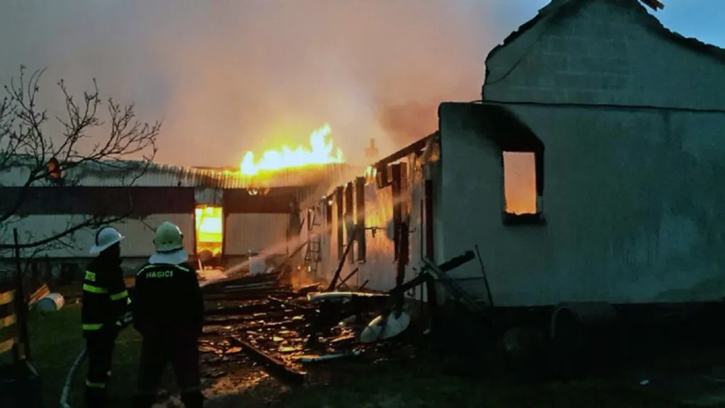 Hasiči zasahují u požáru haly na Strakonicku