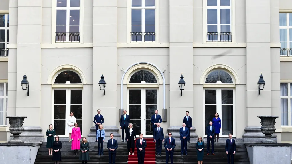 Nizozemský král Willem-Alexander (uprostřed na červeném koberci) s novou vládou