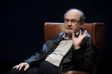 Stav napadeného Rushdieho se zlepšil, stále je však v kritickém stavu
