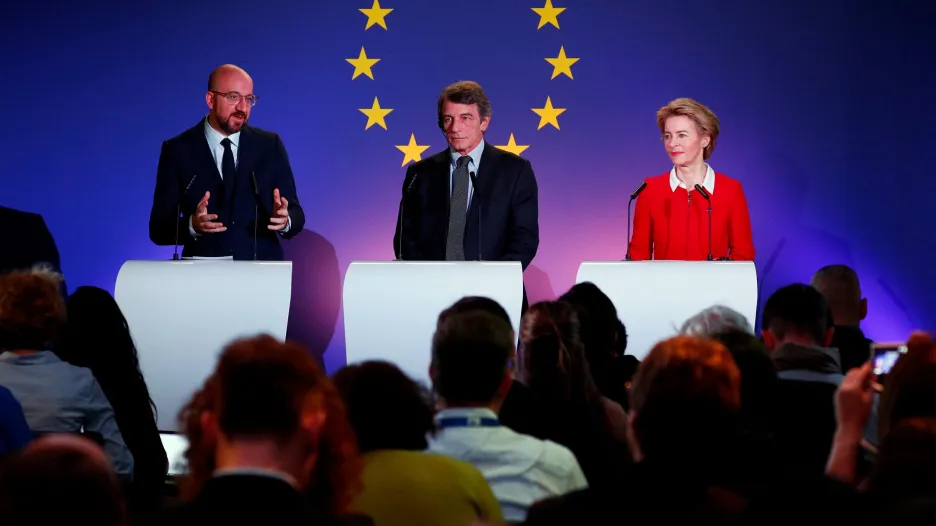 Tisková konfrence Charlese Michela Davida Sassoliho a Ursuly von der Leyenové