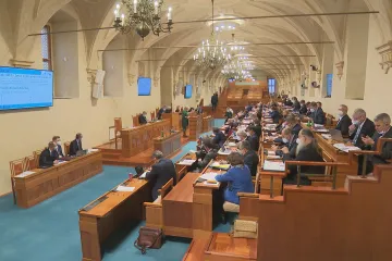 Senátoři zabránili zmrazení platů politiků. Podpořili zpřísnění dohledu nad strojvedoucími