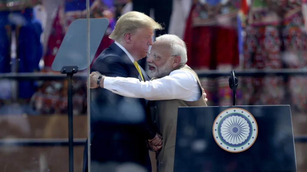 Americký prezident Donald Trump a indický premiér Naréndra Módí při objetí na největším kriketovém stadionu světa