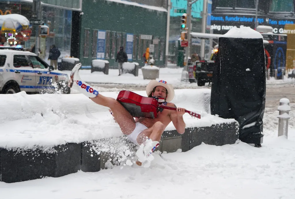 Živoucí ikona Manhattanu -zpěvák a herec Robert Burck, známý spíše jako Naked Cowboy - upadl na sněhu den poté, co do New Yorku dorazila sněhová bouře, která převlékla celou metropoli do bílého „obleku“