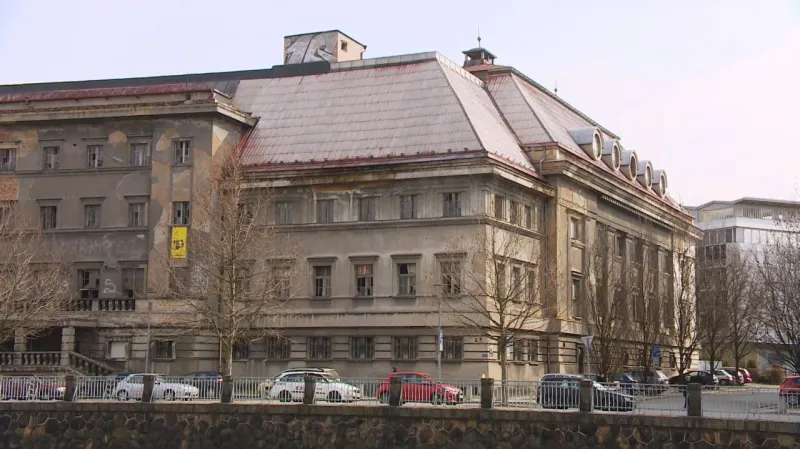 Plány na přestavbu lázní na multifunkční areál přerušila krize