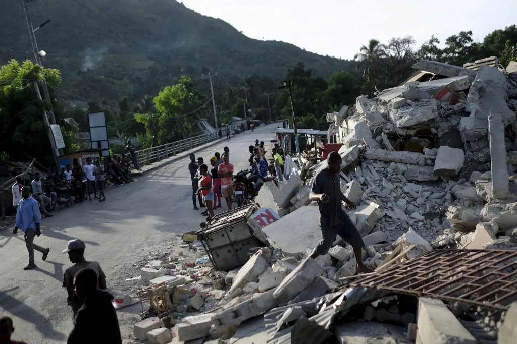 Následky zemětřesení na Haiti, které postihlo jih země, může zkomplikovat příchozí tropická bouře. Fotografie ukazují situaci ve městech Les Cayes a Saint-Louis-du-Sud