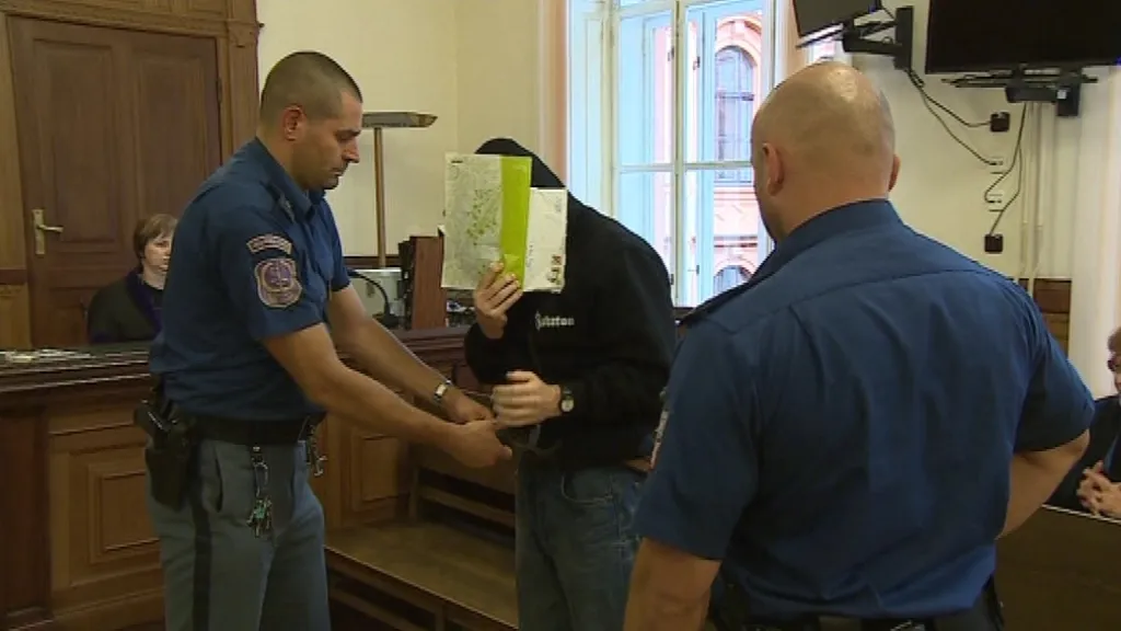 Během celého soudu si Štingl zakrýval tvář