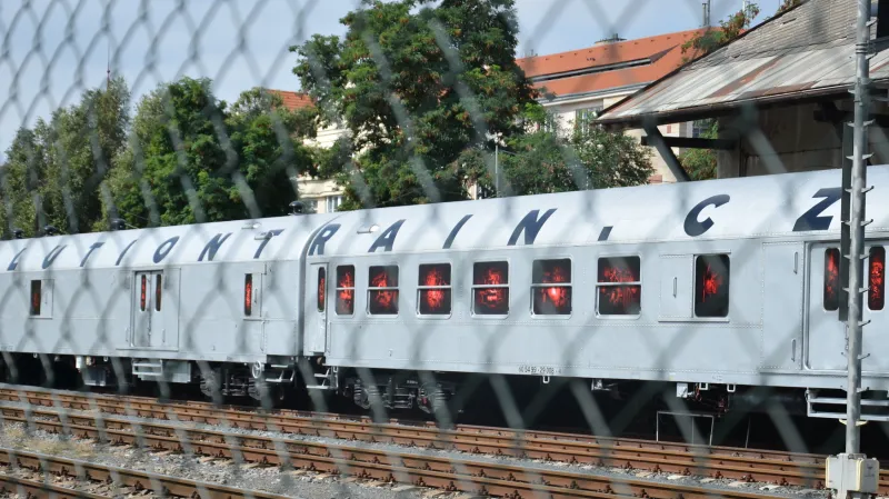 Protidrogový vlak ve stanici Praha Dejvice poblíž ulice Hradčanské.