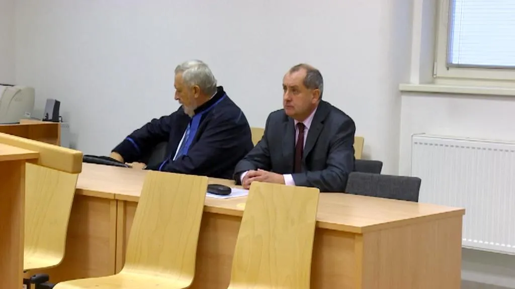 Petr Pospíchal (vpravo) u soudu