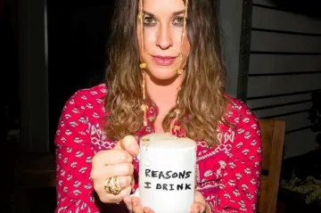 Na co se těšit: Všechny důvody, proč Alanis Morissette pije