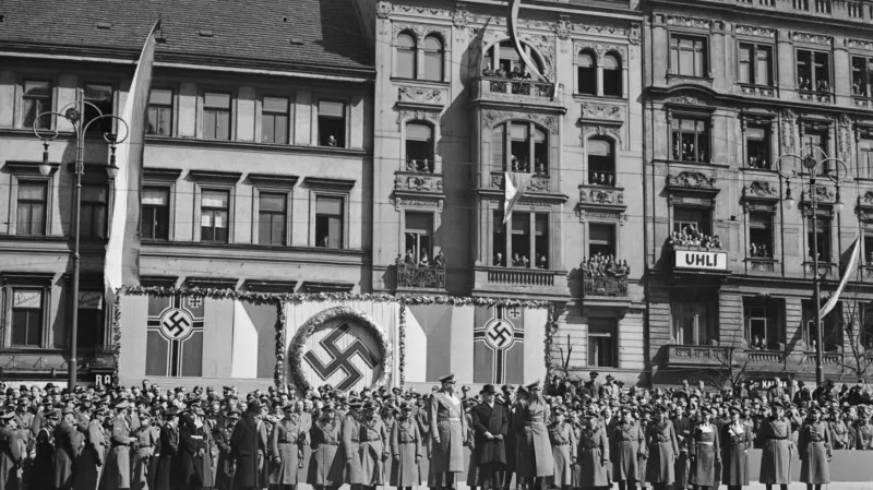 Vojenská přehlídka na Václavském náměstí u příležitosti příjezdu protektora Konstantina von Neuratha