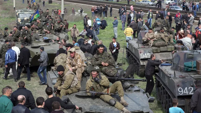 Ukrajinská armáda blokovaná civilisty