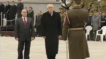 Martin Barták a Václav Klaus při pietním aktu