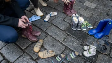 Oběti sexuálního zneužívání v katolické církvi donesly před Arcibiskupský palác na Hradčanském náměstí dětské botičky jako mezinárodní symbol zneužívání v církvi