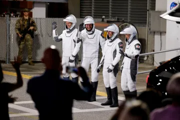 Loď Crew Dragon úspěšně zakotvila u Mezinárodní vesmírné stanice