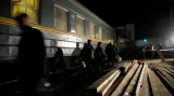 Spoj Moskva - Vladivostok na jedné ze svých nočních zastávek. Cesta dnes trvá šest dní. V době dokončení transsibiřské železnice před sto lety k tomu potřeboval vlak celých 16 dní.