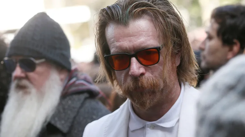 Zpěvák kapely Eagles of Death Metal Jesse Hughes před klubem Bataclan