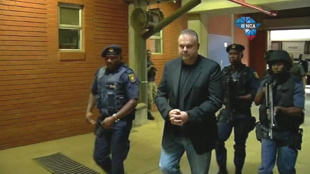 Radovan Krejčíř je eskortován k soudu