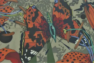 Babočky a lilie vítají cestující u metra Opatov