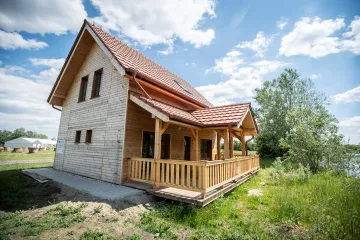 Lidé opět nakupují chalupy, prodeje meziročně vyskočily o desítky procent