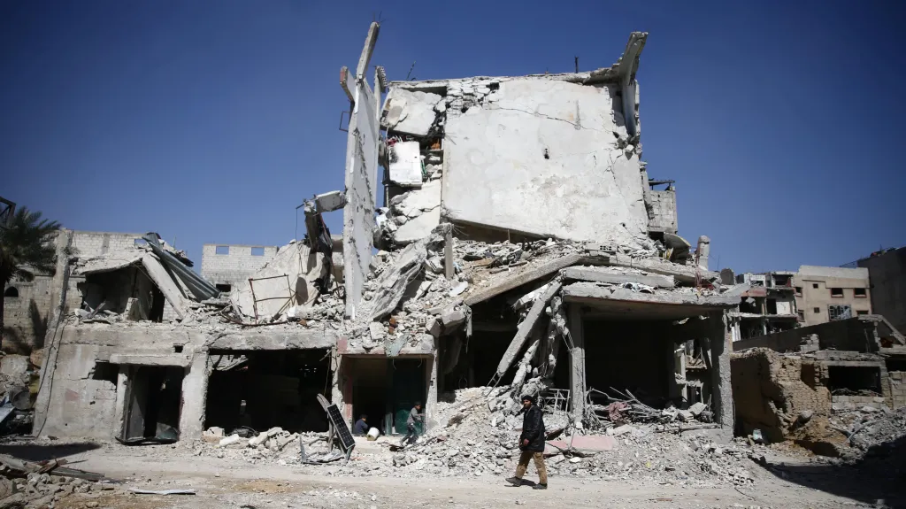 Zničený dům v Dúmě ve východní Ghútě