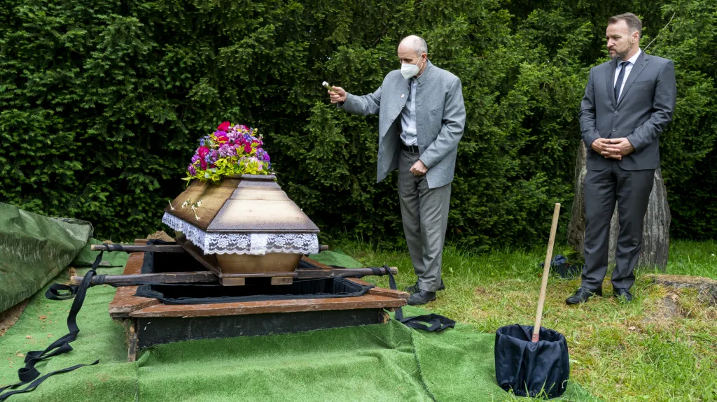 Uložení rakve s ostatky Němců nalezenými při rekonstrukci parku