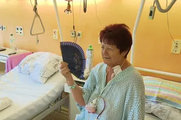Vedro odkládá operace. Hůř se hojí rány, na pokojích nejsou klimatizace
