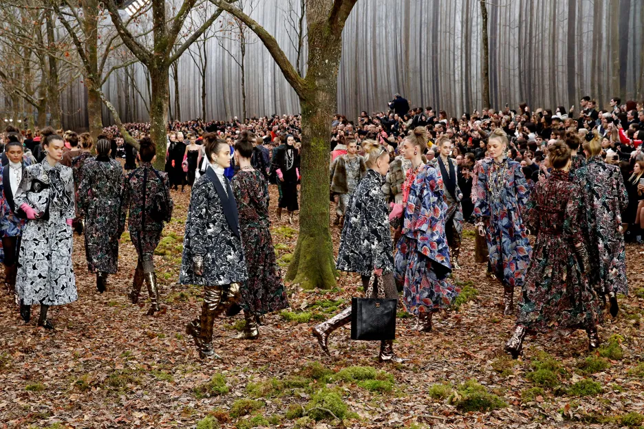 Modelky předvádějí novou kolekci návrháře Karla Lagerfelda na sezonu podzim/zima 2018–2019 pro módní dům Channel během Pařížského týdne módy.