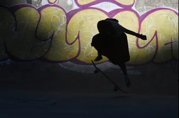 Prkna a sukně. Bolivijky v krojích soutěžily ve skateboardingu