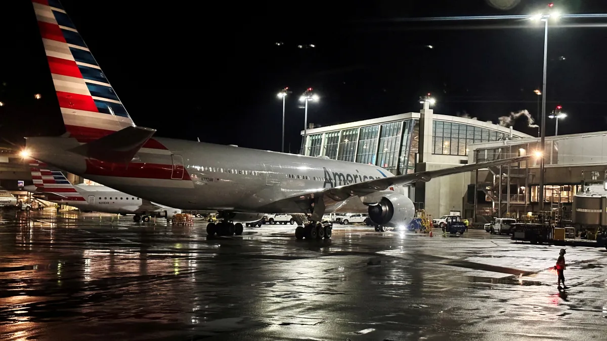 American Airlines Flights Grounded for Hour Due to Technical Issues