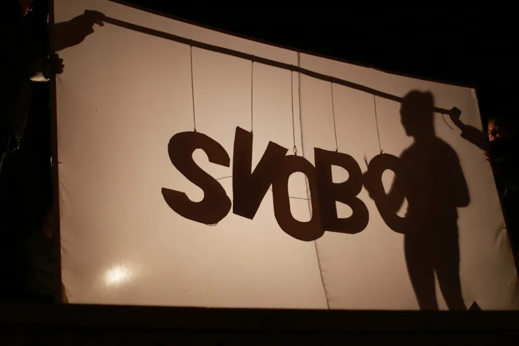 Barborská ulice a vystoupení studentů Církevního gymnázia - formou stínového divadla představili nešvary postmoderní společnosti