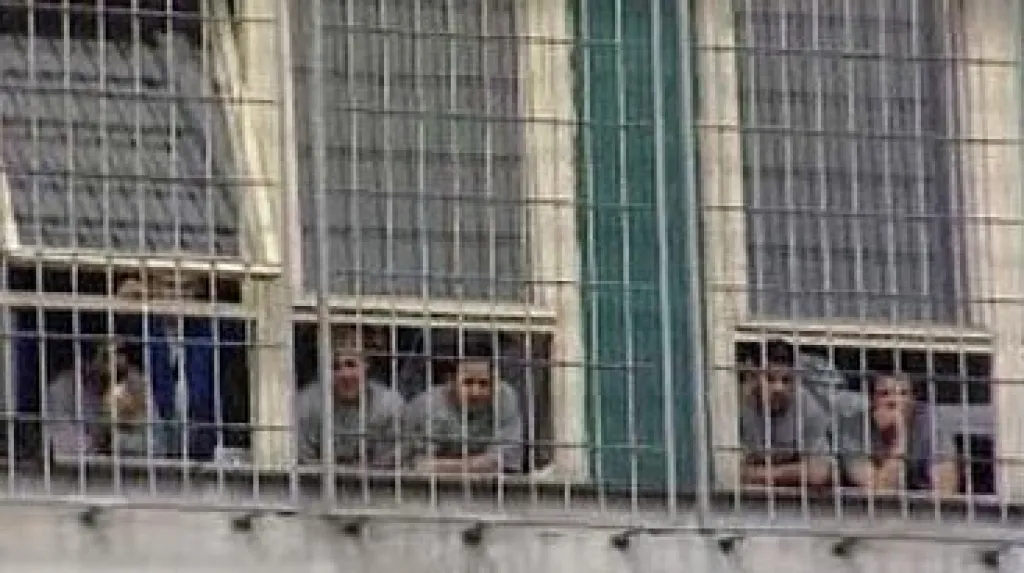 Vězni