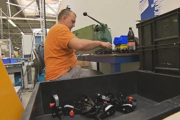 Vláda schválila zvýšení minimální mzdy o 600 korun na 15 200 od ledna příštího roku