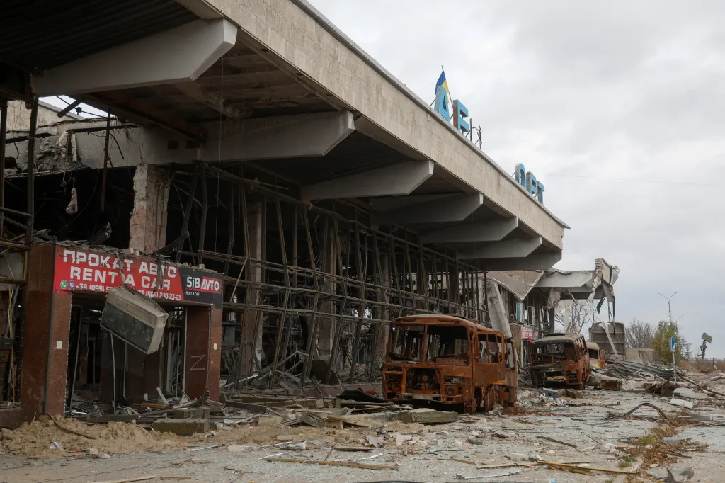 Pohled na zničený terminál Chersonského mezinárodního letiště