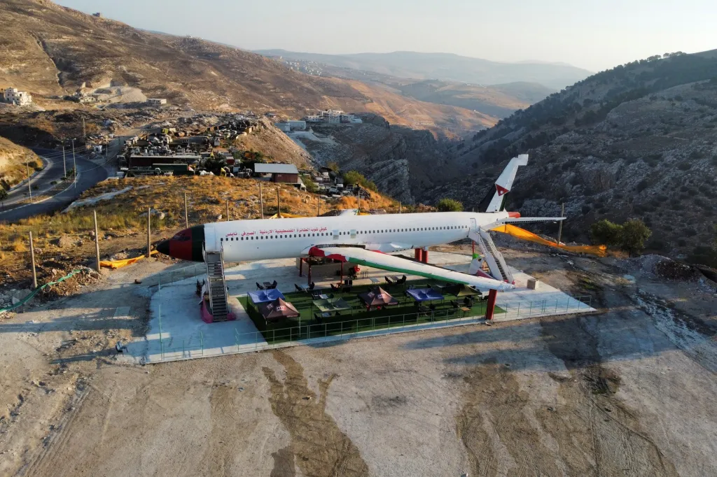Palestinci zakoupili v kovovém šrotu v Izraeli vyřazené letadlo. Ve stroji, který nyní stojí v Nábulusu, připravují novou restauraci
