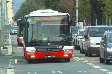 Zpoždění i půl hodiny. Ať se do spojů nastupuje všemi dveřmi, chtějí starostové