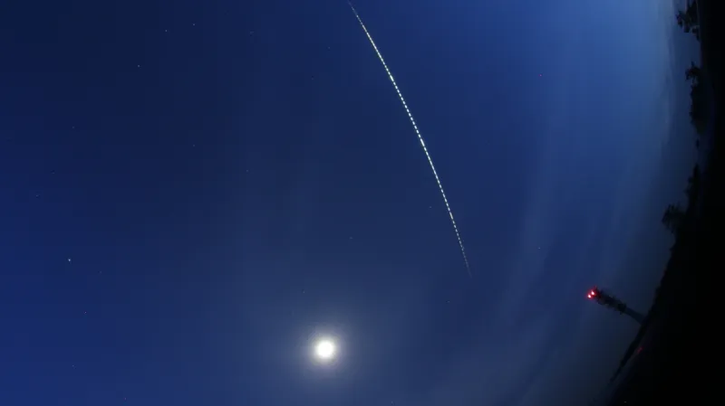 Výřez z celooblohového snímku bolidu z 23. května 2018 pořízeného automatickou digitální bolidovou kamerou české bolidové sítě na stanici Červená hora.