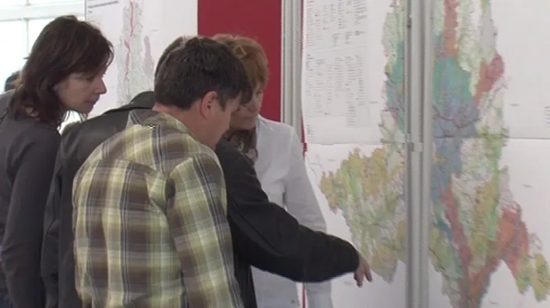 Lidé diskutují nad územním plánem kraje