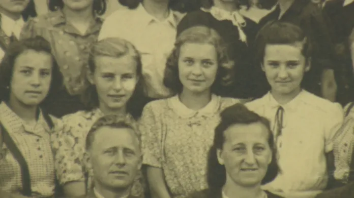 Marie Walterová (uprostřed) na školní fotografii