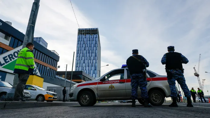 Ruští policisté u místa dopadu dronu