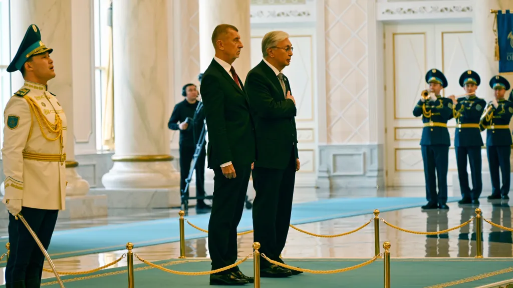 Premiér Andrej Babiš (ANO) a kazachstánský prezident Kasym-Žomart Tokajev při slavnostním ceremoniálu v prezidentském paláci v Astaně, 29. dubna 2026