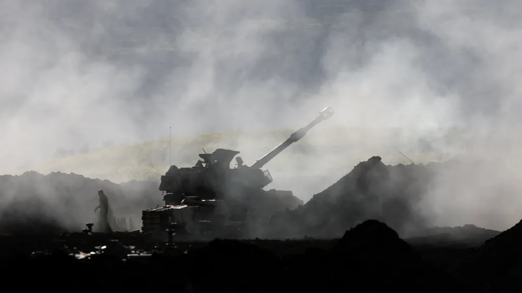 Izraelské dělostřelectvo na hranicích s Libanonem