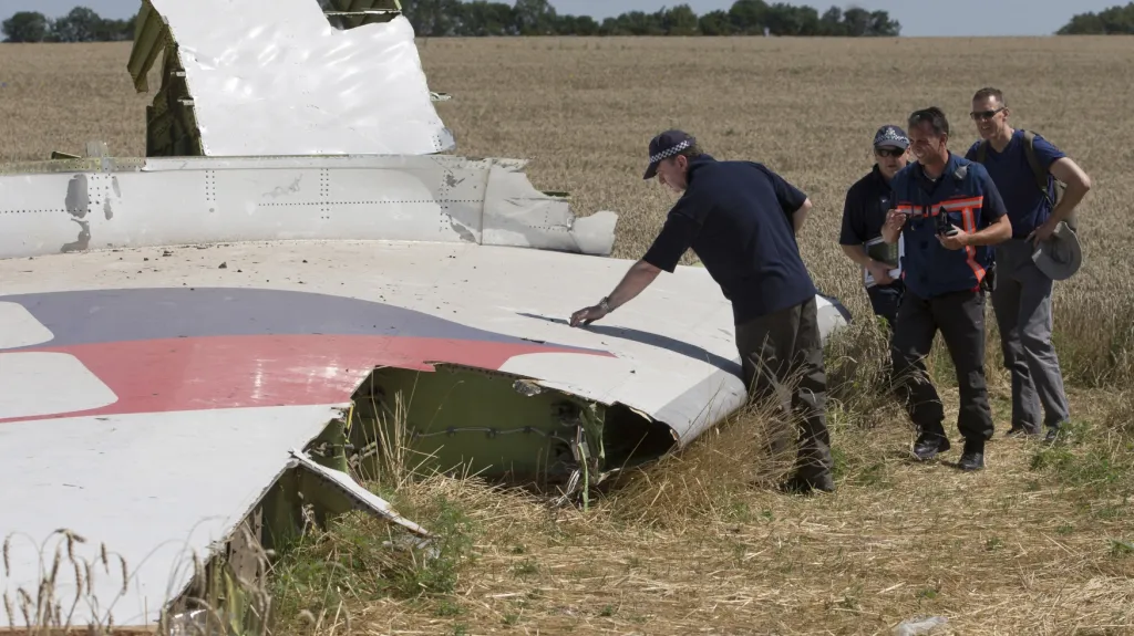 Experti z Austrálie a Nizozemska na místě zřícení malajsijského letadla