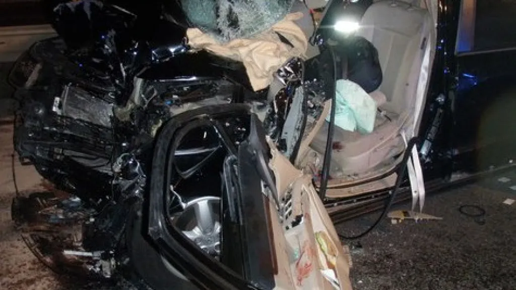 Osobní auto po nehodě s kamionem