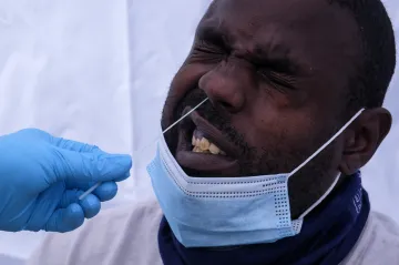 V USA i Velké Británii víc trpí na nemoc covid-19 menšiny, ukazují studie