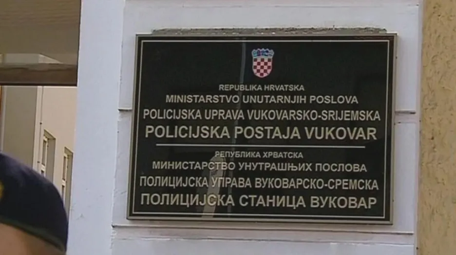 Dvojjazyčná cedule ve Vukovaru