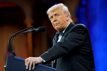 Trump pozastavil většinu cel, Číně je zvedl. Dohoda bude s každým, věří