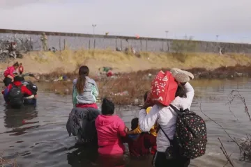 Hranice USA s Mexikem se částečně otevřela. Politici ve Washingtonu se hádají, jak k migraci přistoupit