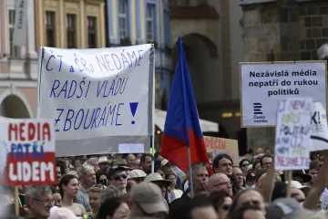 V centru Prahy protestují tisíce lidé na podporu ČT a ČRo