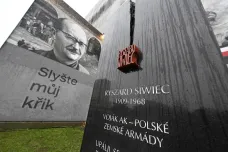 Nástěnná malba připomíná protest Poláka Siwiece proti okupaci Československa